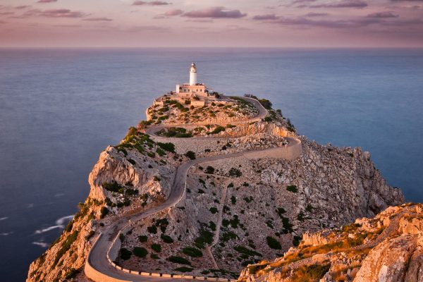Palma di Maiorca è la vivace capitale delle Baleari, con una splendida cattedrale, spiagge e vita notturna.