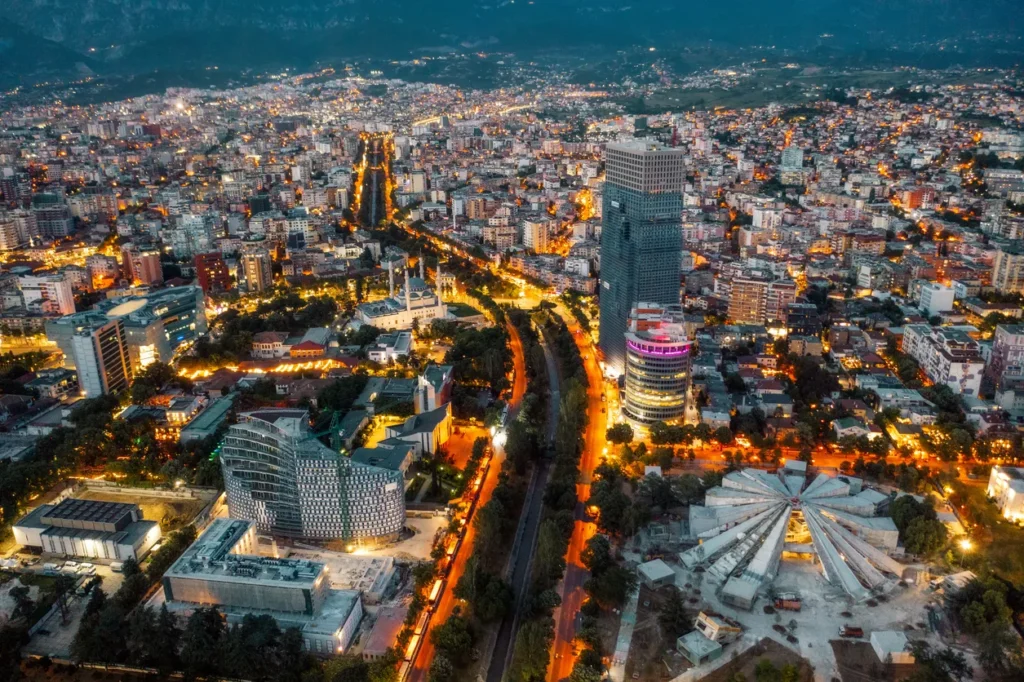 tirana albania notte